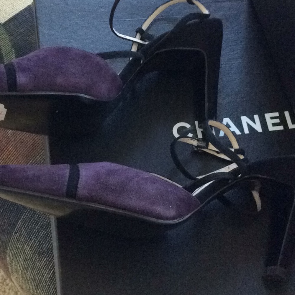 CHANEL purple & black strappy suede pumps - Picture 5 of 12